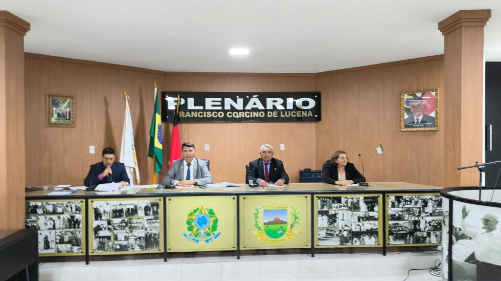Nesta sexta-feira (7), a Câmara Municipal de Santa Terezinha realizou a primeira sessão ordinária do ano, dando início aos trabalhos legislativos. A reunião foi aberta pelo presidente da Casa, vereador Francisco Bezerra, às 17h, com a presença dos nove pa